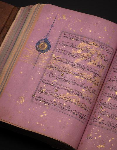 مصحف تيموري أو أكيونلو ، إيران (ذهب وحبر وأصباغ ملونة على ورق صيني) بواسطة المدرسة الإيرانية