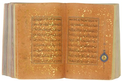 مصحف تيموري أو أكيونلو ، إيران (ذهب وحبر وأصباغ ملونة على ورق صيني) بواسطة المدرسة الإيرانية