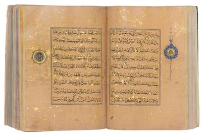 مصحف تيموري أو أكيونلو ، إيران (ذهب وحبر وأصباغ ملونة على ورق صيني) بواسطة المدرسة الإيرانية