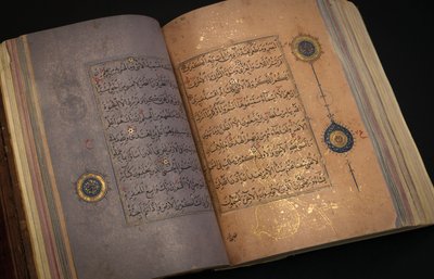 مصحف تيموري أو أكيونلو ، إيران (ذهب وحبر وأصباغ ملونة على ورق صيني) بواسطة المدرسة الإيرانية
