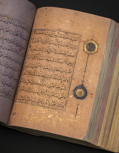 مصحف تيموري أو أكيونلو ، إيران (ذهب وحبر وأصباغ ملونة على ورق صيني) بواسطة المدرسة الإيرانية