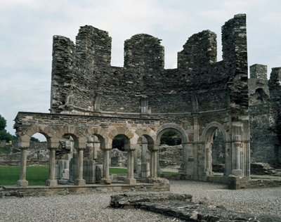 يقع Mellifont Abbey بالقرب من Drogheda بواسطة مدرسة الأيرلندية