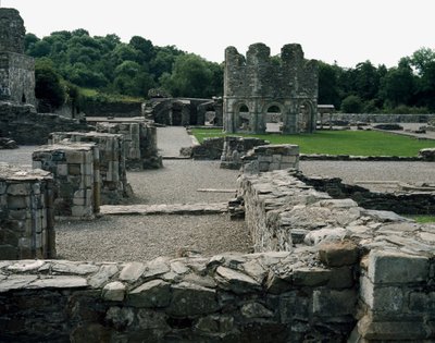 يقع Mellifont Abbey بالقرب من Drogheda بواسطة مدرسة الأيرلندية