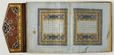 صفحة من المصحف حوالي 1450-1560 (حبر وذهب على ورق مع جلد) بواسطة المدرسة الإسلامية