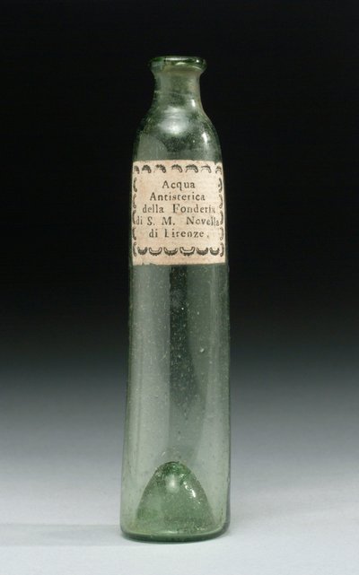 زجاجة تحتوي على ماء مضاد للهستيريا ، من مسبك صاحب السمو الملكي ، Officina Profumo ، Farmaceutica di Santa Maria Novella ، فلورنسا ، حوالي 1850-1920 (زجاج) بواسطة المدرسة الايطالية