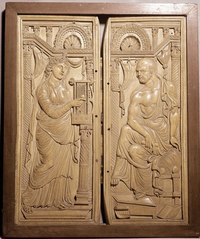 يسمى Diptych of Claudiano Diptych of Poete and Muse (نقش عاجي منخفض ، أوائل القرن السادس) بواسطة المدرسة الايطالية