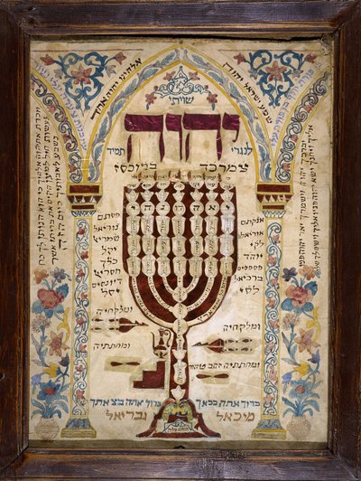 يشير Alsatian Misrach إلى اتجاه القدس في المنازل اليهودية ويمثل Menorah أو Menora (شمعدان ذو سبع نقاط). Musée d'Art et Traditions Populaire de Marmoutier بواسطة مدرسة يهودية