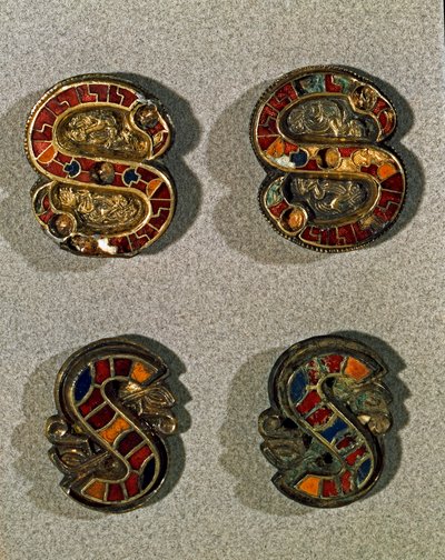 علم آثار العصور الوسطى (العصور الوسطى). الفن البربري في لومباردي: حزام شظية (إبزيم) على شكل حرف S. كائن من الذهب والمينا متعدد الألوان. الفن اللومباردي ، القرنين السادس والسابع. إيطاليا ، Cividale del Friuli ، المتحف الأثري بواسطة مدرسة لومبارد