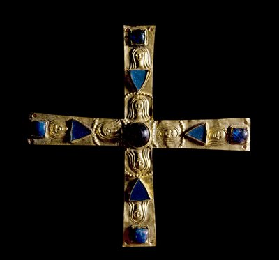 علم آثار العصور الوسطى (العصور الوسطى). الفن البربري في لومباردي: صليب جيسولفو ، في ورقة ذهبية متصدعة بأحجار شبه كريمة ، بيتري إنشسي. صنعه سيد لومباردي من القرن السابع. الارتفاع: 11 سم. إيطاليا ، Cividale del Friuli ، Musee archeol بواسطة مدرسة لومبارد