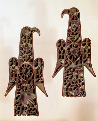 الفن الميروفنجي: زوج من الأشكال المائية (النسور). مصوغة بطريقة المينا ، القرن السادس ، سلالة Merovingian (481-751). من Castelsagrat. متحف كلوني ، باريس. بواسطة مدرسة Merovingian