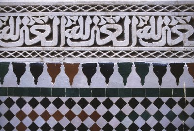 تفاصيل جدار في الفناء (القرميد والجص) بواسطة المدرسة المغربية