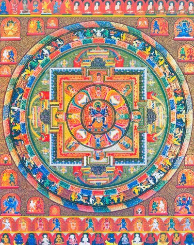 Chakrasambhara Mandala ، التي تصور الإله الرئيسي Sambhara يحتضن قرينته Vajrabarahi يرمز إلى اتحاد الحكمة والممارسة لتحقيق النعيم الأعلى (الغواش على القماش) بواسطة المدرسة النيبالية