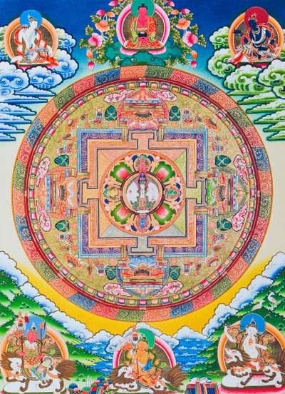 ماندالا بألف سلاح Avalokiteshvara ؛ الدائرة المقدسة السحرية التي تصور بوديساتفا الأحد عشر رأسًا والتي ترمز إلى الرحمة اللانهائية (الغواش على القماش) بواسطة المدرسة النيبالية