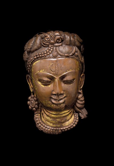 قناع Repousse لـ Shiva Ardhanarishvara ، القرن الحادي عشر (النحاس) بواسطة المدرسة النيبالية