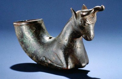 ثور بأرجل مطوية ، حوالي 550-330 قبل الميلاد (برونزي) بواسطة المدرسة الفارسية
