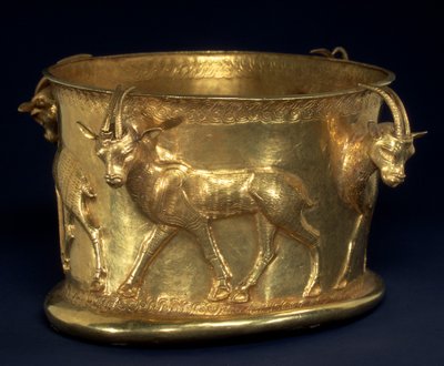 كوب بإفريز من الغزلان ، العصر الحديدي الثاني ، الألف الأول قبل الميلاد (ذهبي) بواسطة المدرسة الفارسية
