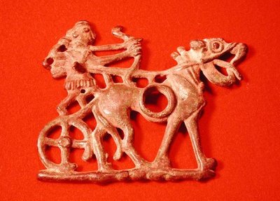 قطعة حصان تصور صيادًا على عربته وهو يطلق قوسه ، حوالي 1200-700 قبل الميلاد (برونزي) بواسطة المدرسة الفارسية
