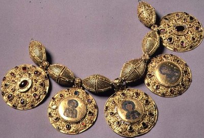 ميداليات من 'Barmy Collar' ، مزينة بتخريمات وحبيبات وزخارف مطلية بالمينا ، ريازان بواسطة المدرسة الروسية