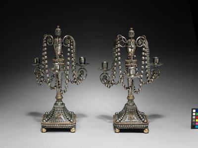 زوج شمعدان من عام 1790 إلى 1795 (فولاذ مقطوع ومصقول بزخرفة ذهبية وفضية) بواسطة المدرسة الروسية