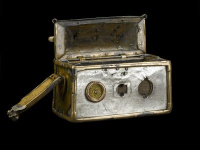 مبنى Monymusk Reliquary ، القرن الثامن الميلادي (البرونز والفضة والخشب وسبائك النحاس والزجاج والمينا) بواسطة المدرسة الاسكتلندية