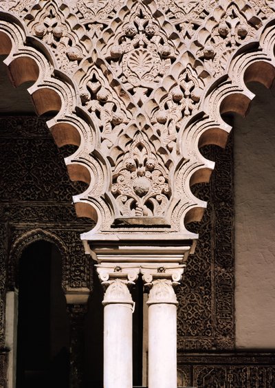 تفاصيل أحد الأقواس المتعددة الفصوص من Patio de las Doncellas (الجص) بواسطة مدرسة الاسبانية