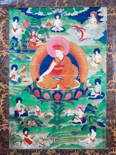Lama Rje- grags Rtod Iha-pa-pa- dbang Graps مع هالة ومحاطة بالعديد من المهاسيدة (اليوغيين) ، عاشوا في الهند والتبت (القرنين السابع والحادي عشر) ، الغواش على قماش بواسطة مدرسة التبت