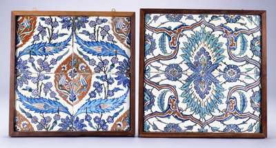 بلاطة إزنيقية مزينة بأزهار البرقوق والزنبق ، صنعت حوالي عام 1570 ، وبلاط إزنيق من القرن السابع عشر بسعيفات منقسمة باللونين الأحمر والأزرق ، حوالي 1570 ؛ القرن السابع عشر (سيراميك) بواسطة المدرسة التركية