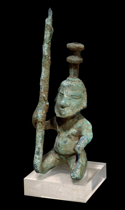 الحضارة دونغسون: حامل المصباح البرونزي. 300 ق.م - 200 م. من فيتنام. باريس ، متحف Guimet ، المتحف الوطني للفنون الآسيوية بواسطة مدرسة فيتنامية