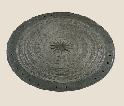 تفاصيل أعلى طبلة دونغ سون ، القرنين الثاني والأول قبل الميلاد (برونزي) بواسطة مدرسة فيتنامية