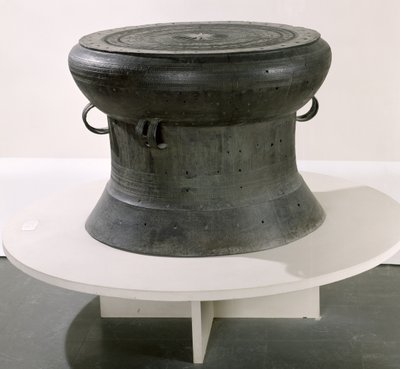 طبل ، أسلوب دونغ سون ، القرن الثاني إلى الأول قبل الميلاد (برونزي) (انظر أيضًا 181009) بواسطة مدرسة فيتنامية