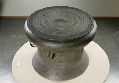 طبل ، أسلوب دونغ سون ، القرن الثاني إلى الأول قبل الميلاد (برونزي) (انظر أيضًا 232894) بواسطة مدرسة فيتنامية