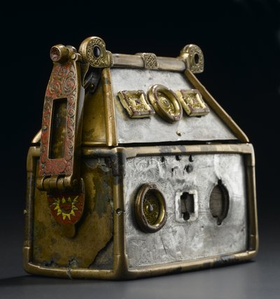 مبنى Monymusk Reliquary ، القرن الثامن الميلادي (البرونز والفضة والخشب وسبائك النحاس والزجاج والمينا) بواسطة المدرسة الاسكتلندية