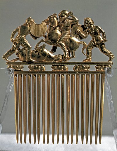 Art Scythian (حضارة محشوش): مشط ذهبي يزين مشاهد المعارك مع المحاربين السكيثيين (مشط مع مشهد قتال). من تلة سولوخا في روسيا (أوكرانيا اليوم). القرنين الخامس والرابع قبل الميلاد. شمس. 12.6x10.2 سم متحف هيرميتاج ، سانت بطرسبرغ بواسطة السيثيان