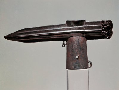 Art Scythian (حضارة محشوش أو سكيثيا): فأس برونزي من منطقة كراسنويارك (سيبيريا وألتاي). القرن السابع - الثاني قبل الميلاد. سانت بطرسبرغ ، متحف الارميتاج بواسطة السيثيان