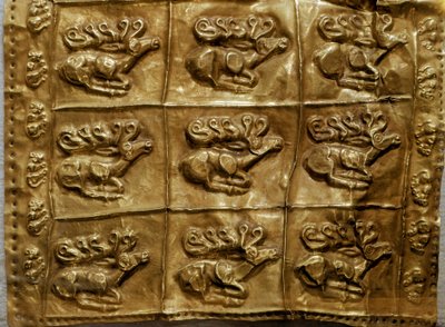 Art Scythian (حضارة السكيثية أو السكيثيا): غطاء من جعبة ذهبية تزين الحيوانات (الغزلان). من Tumulus n ° 4 في Kelermes ، منطقة كراسنودار ، كوبان ، روسيا ، القرن السابع قبل الميلاد بواسطة السيثيان