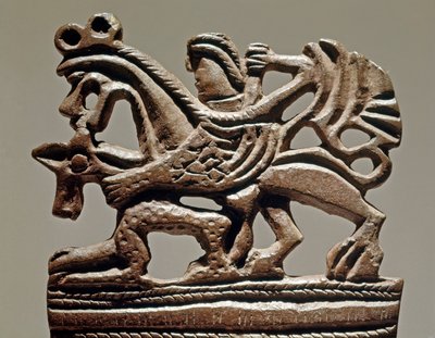 الفن السكيثي (الحضارة السكيثية أو السكيثية): أبولو على غريفين - القرن الرابع قبل الميلاد - زخرفة دبابة برونزية - متحف هيرميتاج ، سانت بطرسبرغ بواسطة السيثيان