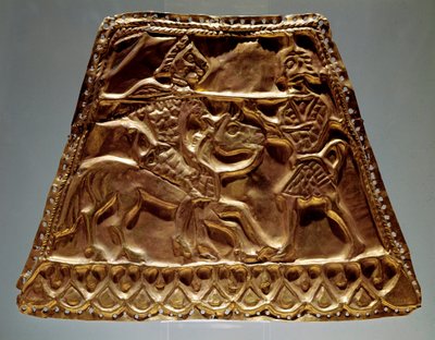 Golden sheet showing an horseman attacking a warrior with a spear (Scythian art, 5th-3rd century BC) بواسطة السيثيان