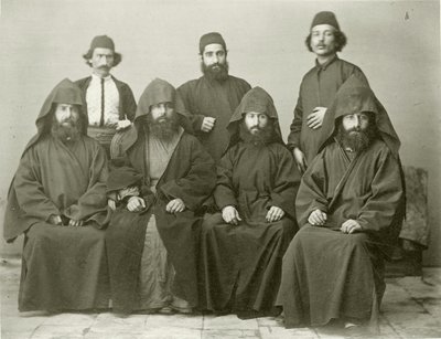 مجموعة من 4 كهنة أرمن و 3 آخرين في ساحة فندق البحر الأبيض المتوسط ، القدس ، 1867 بواسطة الرقيب هنري فيليبس