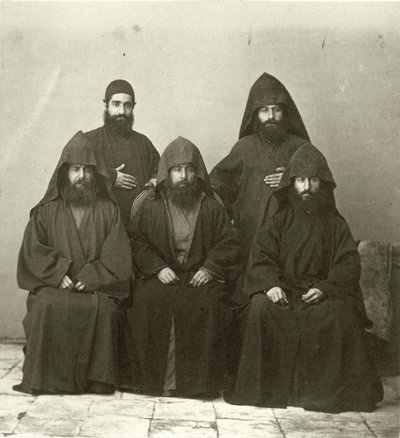 مجموعة من 5 كهنة أرمن في باحة فندق البحر الأبيض المتوسط ، القدس ، 1867 بواسطة الرقيب هنري فيليبس