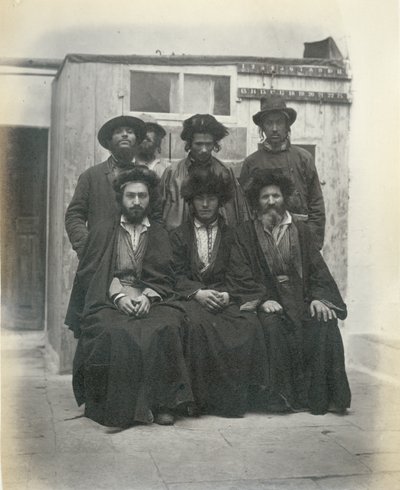 مجموعة من 7 يهود بولنديين في فناء فندق البحر الأبيض المتوسط ، القدس ، 1867 بواسطة الرقيب هنري فيليبس