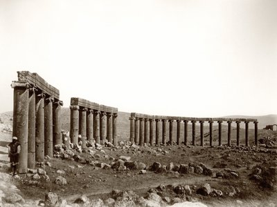 الساحة ذات الأعمدة البيضاوية من الشمال الغربي ، جرش ، 1867 بواسطة الرقيب هنري فيليبس