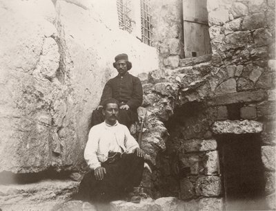 رجلان يجلسان بجوار عتبة بوابة باركلي في الحائط الغربي لجبل الهيكل ، القدس ، 1866 بواسطة الرقيب هنري فيليبس