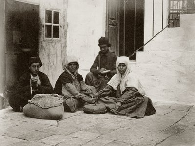 امرأة تطحن الدقيق بأحجار طاحونة مستديرة داخل فناء منزل في القدس ، 1867 بواسطة الرقيب هنري فيليبس