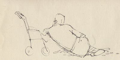 رجل يتكئ على كرسي دفع على الشاطئ ، c1950. بواسطة شيرلي ماركهام