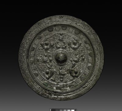 مرآة مع Xiwangmu ، c.317-400 (برونزي) بواسطة مدرسة السلالات الصينية الستة