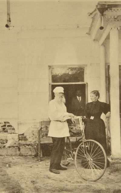 الكاتب الروسي ليو تولستوي مع دراجة ، روسيا ، 1890 بواسطة صوفيا أندرييفنا تولستايا
