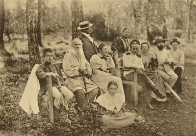 الكاتبة الروسية ليو تولستوي مع ضيوفها ، ياسنايا بوليانا ، بالقرب من تولا ، روسيا ، 1895. بواسطة صوفيا أندرييفنا تولستايا