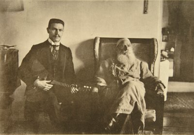 المؤلف الروسي ليو تولستوي مع لاعب بالالايكا بوريس ترويانوفسكي ، روسيا ، 1909 بواسطة صوفيا أندرييفنا تولستايا