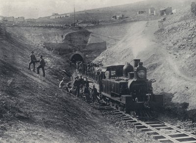 نفق تشارلزتاون ومحرك سكة حديد ناتال الحكومي (صورة b / w) بواسطة مصور جنوب أفريقي