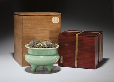 مبخرة كبيرة من نوع Longquan Celadon مع غطاء معدني مذهب بطرود يابانية (سيراميك) (انظر أيضًا 349486) بواسطة مدرسة اسرة سونغ الجنوبية الصينية